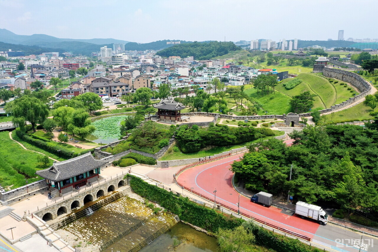 1919년 3월1일 횃불시위대가 결집했던 방화수류정에서 화서문으로 이어지는 성곽. (사진=수원시)