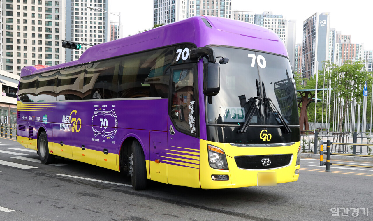 김포시가 골드라인 혼잡률 완화를 위해 출근 시간대에만 운영 중인 급행 70C번, 70D번 등 2개 버스 노선을 퇴근시간 등 상시운행하는 정규노선으로 올해 7월을 목표로 전환 추진한다. (사진=김포시)
