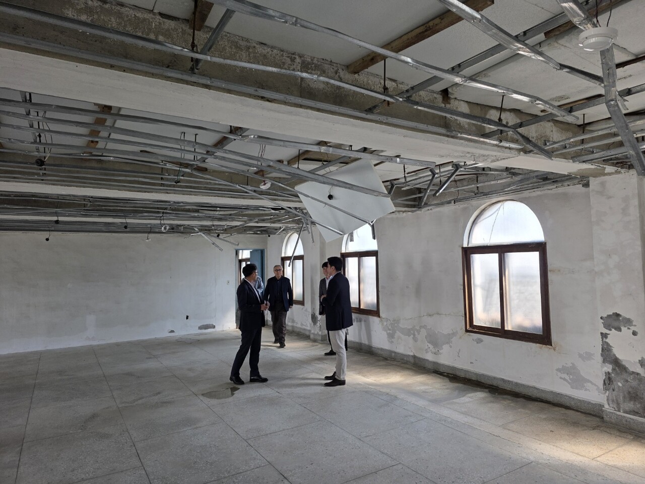 용인시에서는 원에이커팜이 한 공장의 폐쇄된 기숙사를 체류형 농촌 스마트팜으로 변모시킨다. (사진=경기도)