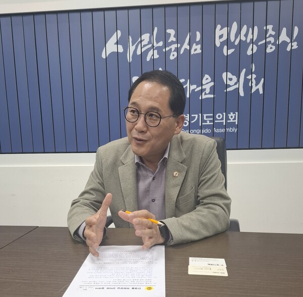 안광률 경기도의회 교육기획위원장이 10월7일 오후 안전한 통학 환경 조성 등 경기교육 발전 계획과 현안에 대해 설명을 하고 있다. (사진=김인창기자)