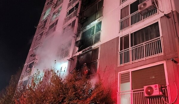 포천시에서 아파트 화재로 숨진 시민 중 절반이 고령자인 것으로 나타났다. 사진은 지난해 소흘읍 아파트에서 발생한 화재 모습. (사진=경기도북부소방재난본부)