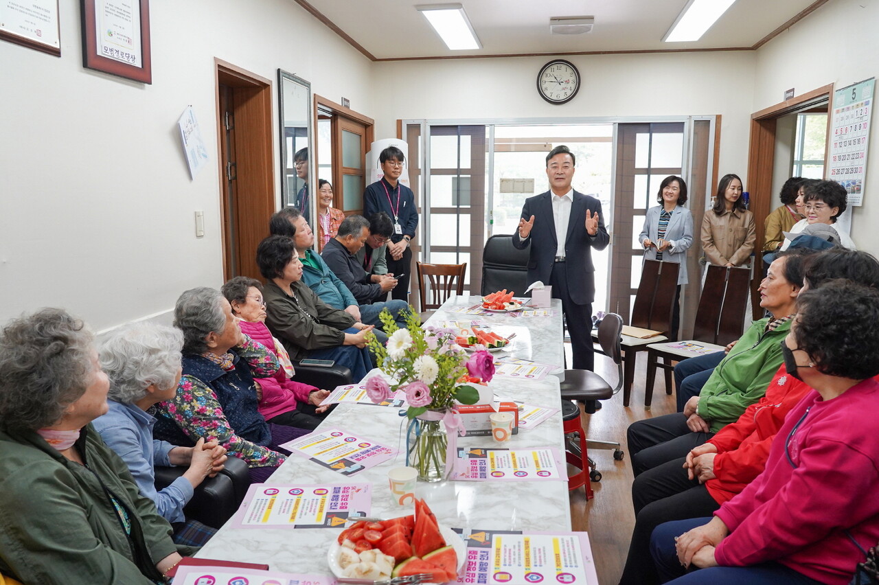 의왕시는 5월12일부터 16일까지 96개 경로당을 대상으로 디지털 범죄 예방 현장 안내활동을 진행한다. 활동 첫날 경로당을 직접 방문해 어르신들께 상황을 설명하는 김성제 의왕시장. (사진=의왕시)