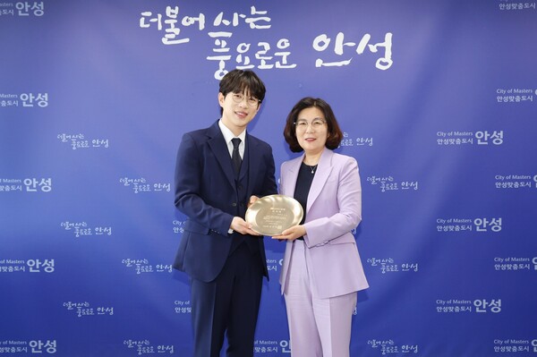 안성시는 5월13일 시청 시장실에서 트로트 가수 안성훈을 시 홍보대사로 공식 위촉했다고 밝혔다. (사진=안성시)