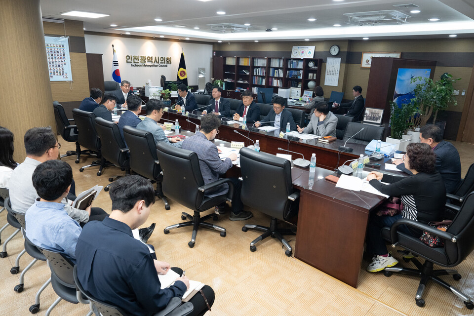 인천시의회가 지난 15일 미추2구역 재개발촉진지구 “재개발 동의서 재징구” 와 관련하여 형평성 논란을 해소하고 합리적인 해결방안을 모색하고자 정책소통 간담회를 개최했다고 밝혔다.(사진=인천시의회)