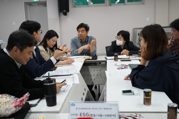 경기도사회서비스원 ESG 경영 추진단 E(환경)분야 담당자들이 실효성있는 실행과제에 대해 논의하고 있다. (사진=경기도사회서비스원)