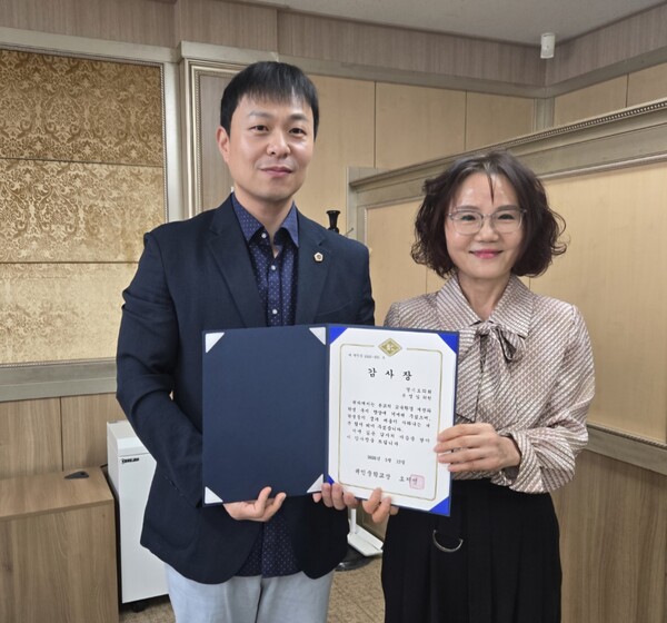 유영일 부위원장이 19일 안양 평촌동 귀인중학교로부터 교육환경개선사업에 대한 적극적인 지원 공로를 인정받아 감사장를 수상하고 있다. (사진=경기도의회)