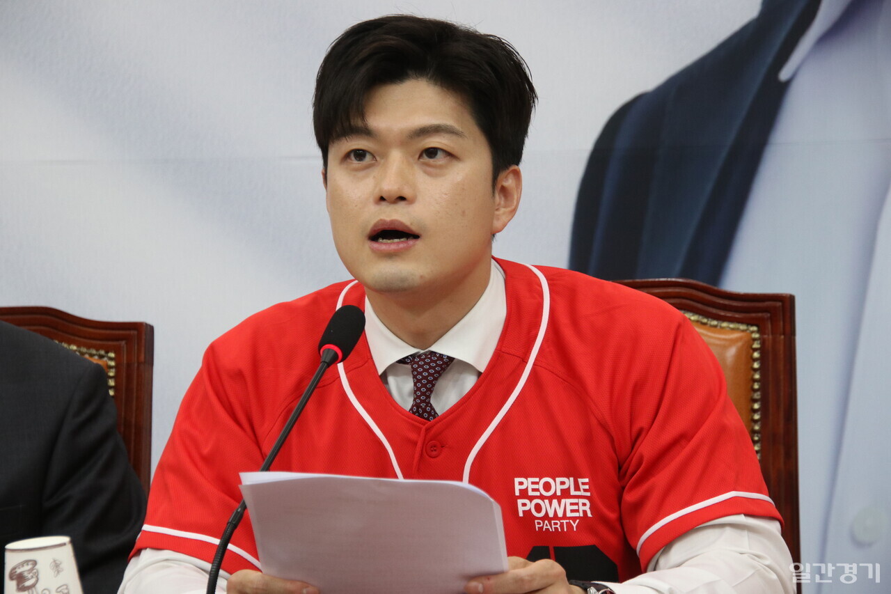 김용태 국민의힘 비대위원장은 김용태 비대위원장은 5월20일 국회에서 긴급 기자회견을 열고 ‘대통령 후보 배우자 TV 생중계 토론’ 제안이 역공세를 받고 있다.  사진은 5월15일 국회에서 열린 중앙선대위회의에서 발얺사는 김용태 비대위원장. (사진=조태근 기자)