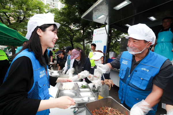 인천국제공항공사가 5월 가정의 달을 맞아 20일 인천시 부평구 소재 갈산종합사회복지관에서 지역 소외계층 대상 무료급식 봉사활동을 펼쳤다. (사진=인천공항공사)