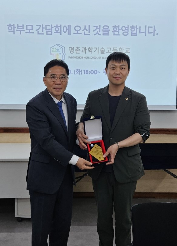 유영일 부위원장이 5월20일 ‘학교도서관 새로고침 사업’  선정 등 교육환경 개선을 위한 지속적인 노력과 공로를 인정받아 평촌과학기술고등학교로부터 감사패를 수상하고 있다.(사진=경기도의회)