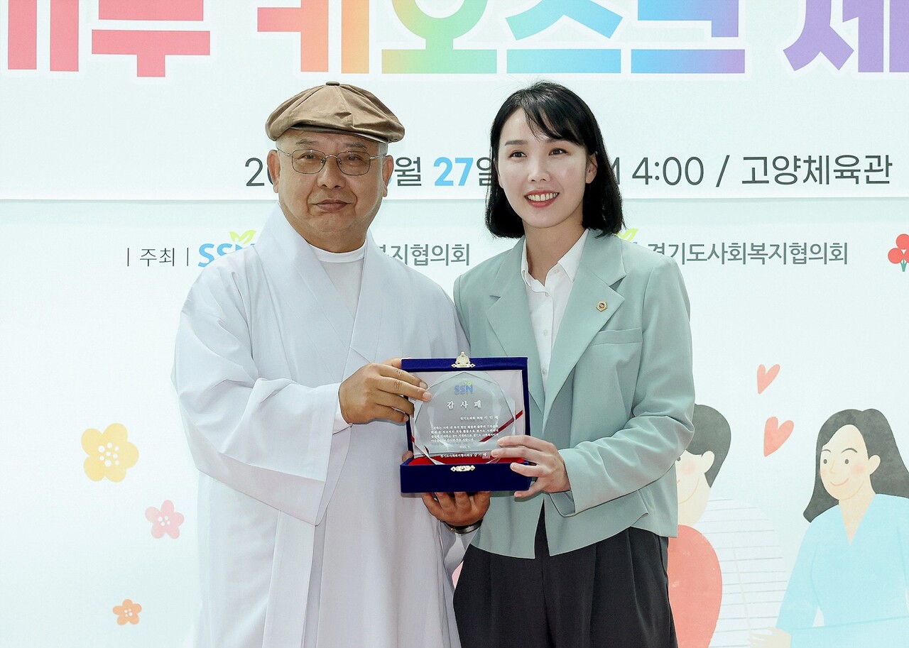 이인애 도의원은 27일 고양시 고양체육관에서 지역 내 복지 현안 해결과 풀뿌리 기부문화 확대를 등 적극적인 의정 활동에 기여한 공로를 인정받아 경기도사회복지협의회장으로부터 감사패를 수상했다.(사진=경기도의회)