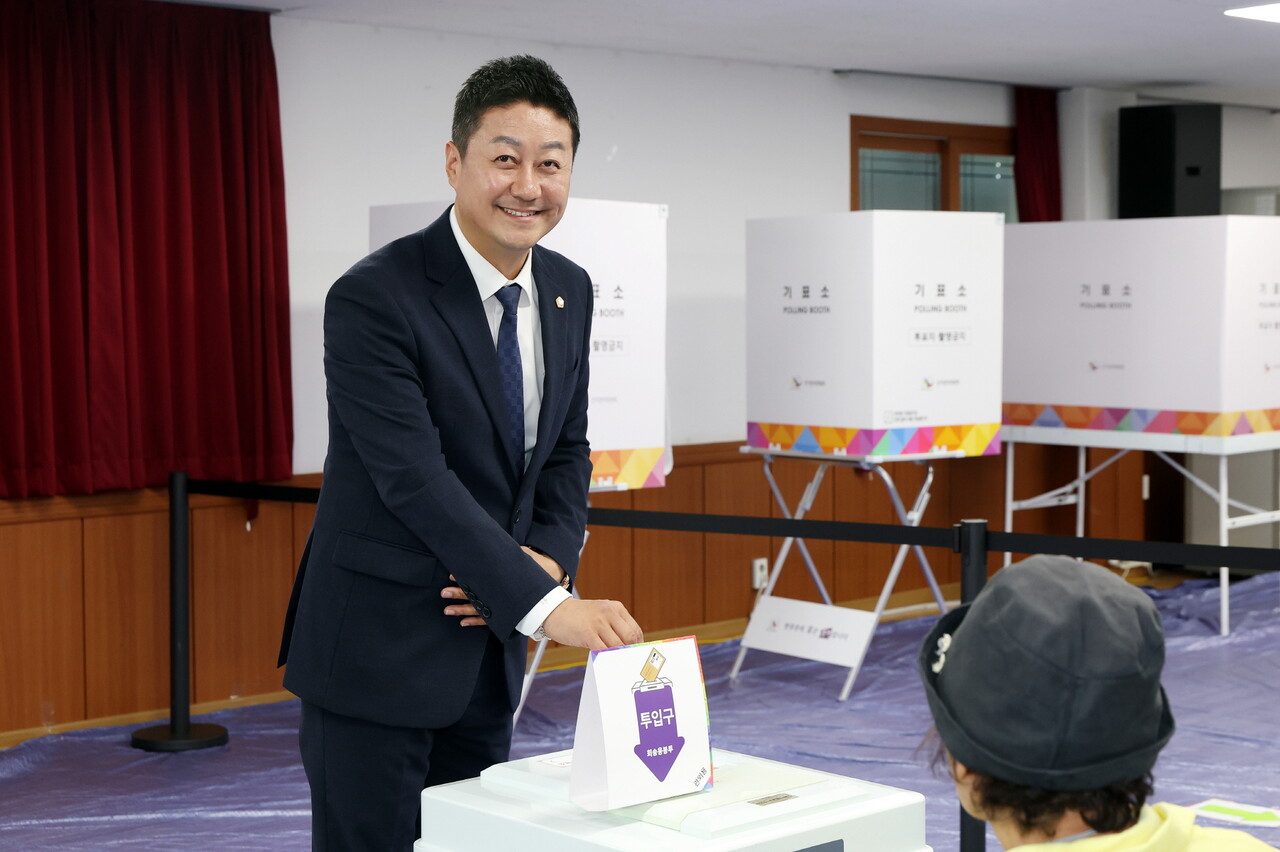 김진경 경기도의회 의장은 제21대 대통령 선거 사전투표 첫날인 29일 수원시 우만2동 행정복지센터를 찾아 투표에 참여했다.(사진=경기도의회)