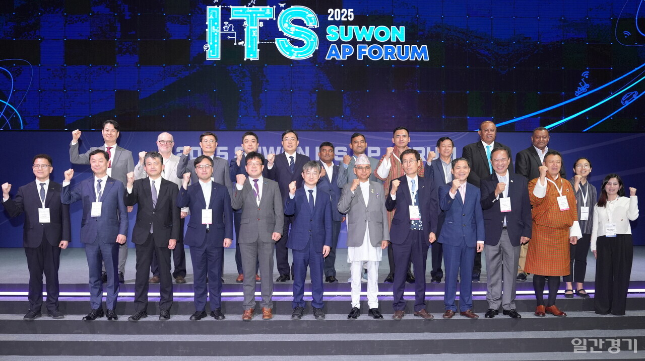 김현수 제1부시장(앞줄 왼쪽 4번째)이 폐회식 참석자들과 기념촬영을 하고 있다. (사진=수원시)