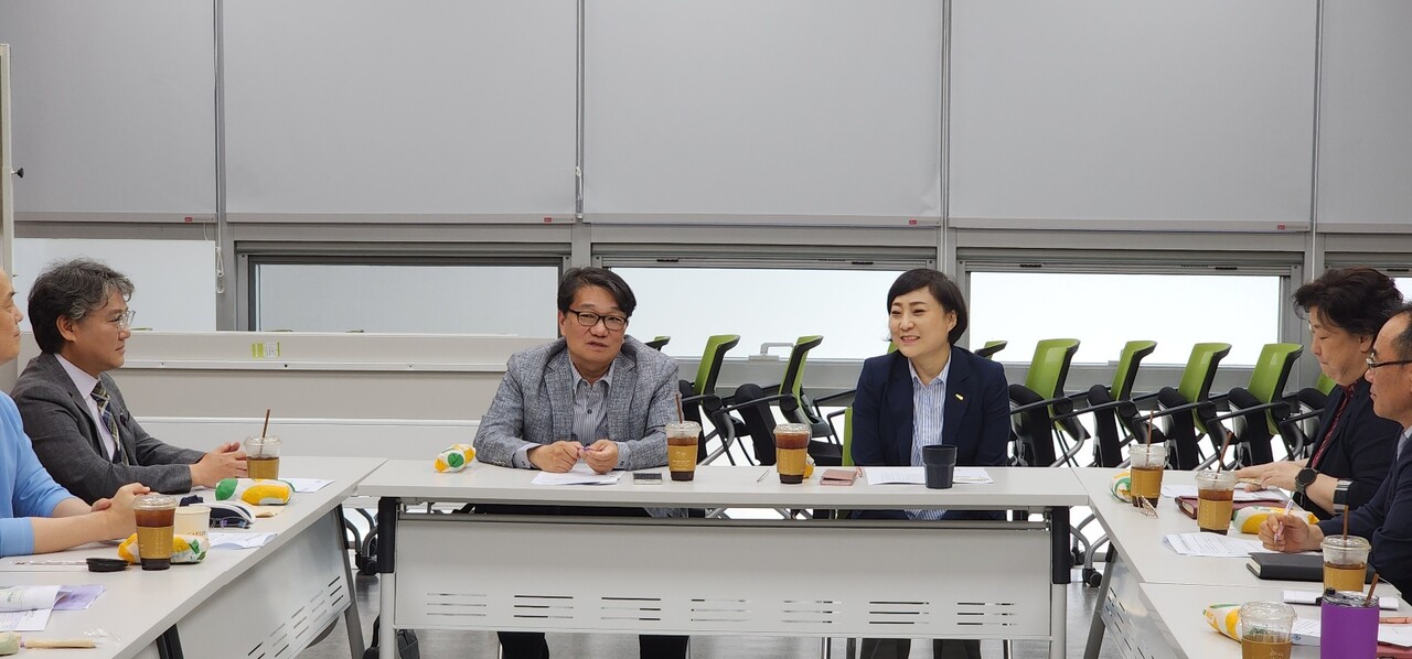경기도사회서비스원 안혜영 원장은 5월30일 성남시 자원봉사센터 회의실에서 경기도지역사회보장협의체사무국연합회 임원 11명과 함께 정담회를 열고 지역 자원 간 연계의 한계 등 다양한 문제들이 공유됐으며 이에 대한 협력적 해결 방안이 논의됐다.(사진=경기도사회서비스원)
