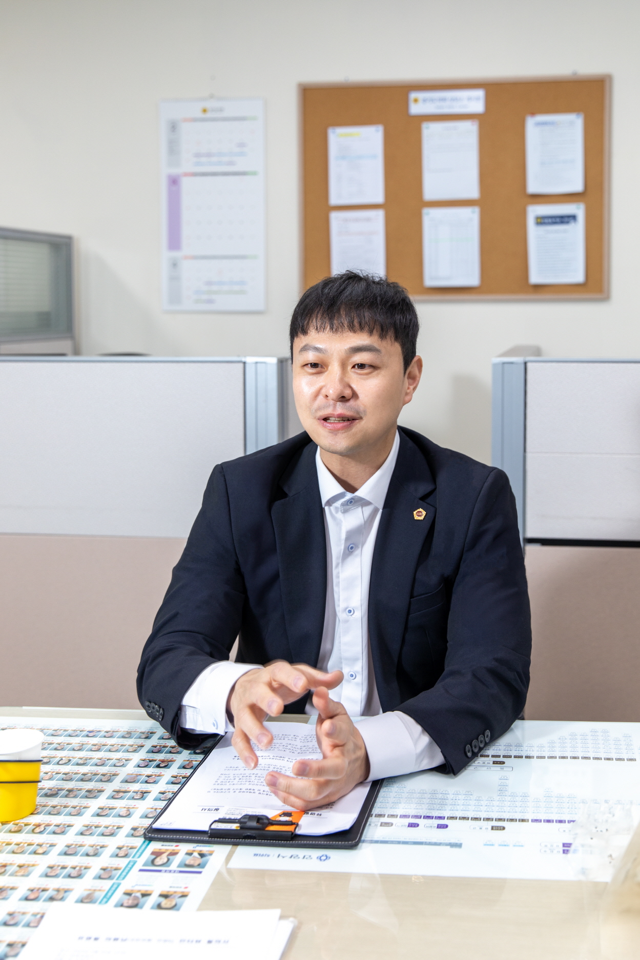 유영일 부위원장은 2일 도의회 안양상담소에서 경기도 기후환경에너지국 관계자들과 함께 다회용기 지원·에너지 신사업에 대한 논의를 했다.(사진=경기도의회) 