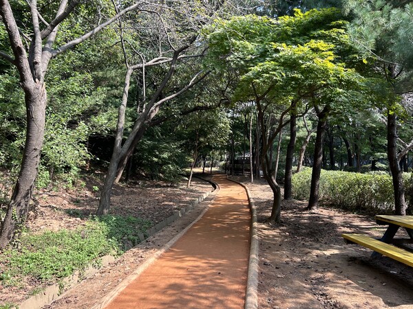 광명시는 새빛근린공원(100m), 소하근린공원(100m), 한내근린공원(200m) 등 3곳에 총 400m 규모의 맨발 걷기 산책로를 새롭게 조성한다. (사진=광명시)