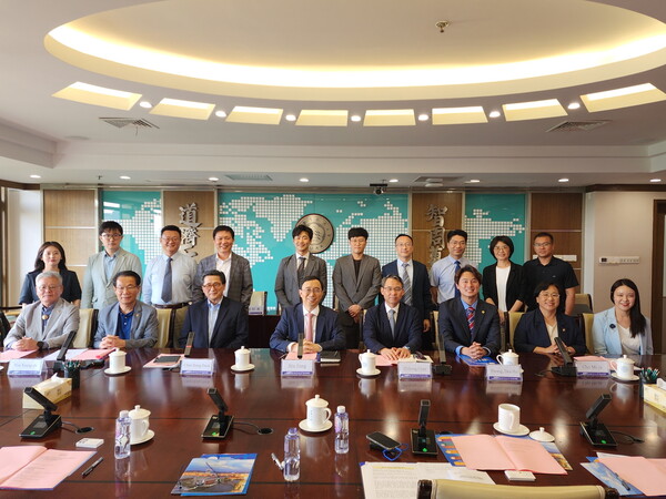 경기도의회 문화체육관광위원회가 6월5일 황대호 위원장과 유영두 부위원장, 조미자 부위원장, 홍원길 의원이 참석한 가운데 중국 장쑤성 인민대표대회 외사위원회와 정책간담회를 갖고 양 지역 사이의 국제문화예술 분야 교류와 협력 증진에 합의했다.(사진=경기도의회)