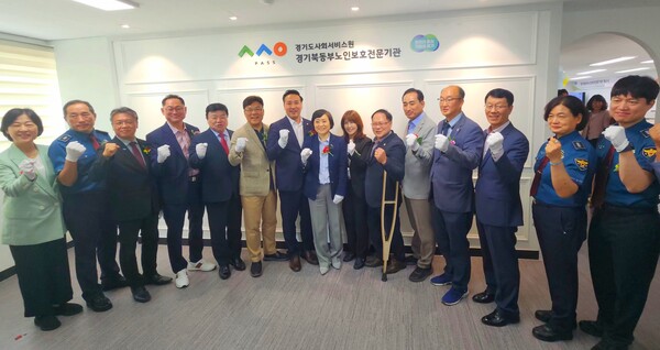 경기도사회서비스원 북동부노인보호전문기관이 6월 5일 경기도의회 보건복지위원회 김용성 의원, 최만식 의원, 김완규 의원, 박재용 의원, 정경자 의원, 기획재정위원회 이석균 의원 등이 참석한 가운데 남양주시 금곡동에서 개소식을 개최했다.(사진=경기도사회서비스원)