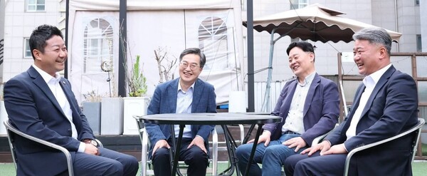 김동연 경기도지사는 6월7일 오후 수원시 인계동의 한 식당에서 김진경 경기도의회 의장, 최종현 더불어민주당 대표의원, 김정호 국민의힘 대표의원과 만났다. (사진=경기도의회)
