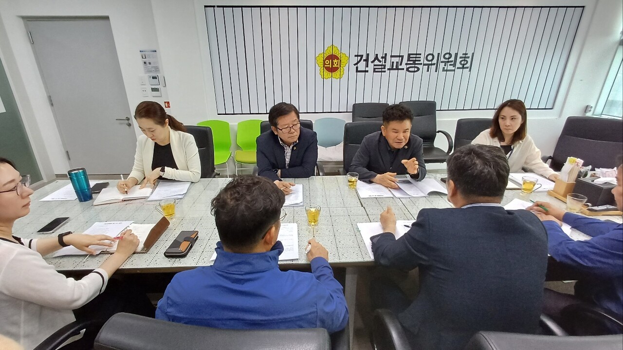 문병근 건설교통위원회 부위원장은 지난 5일 경기도자동차전문정비사업조합 관계자들과 만나 자동차 정비업계의 현안사항을 논의했다.(사진=경기도의회)