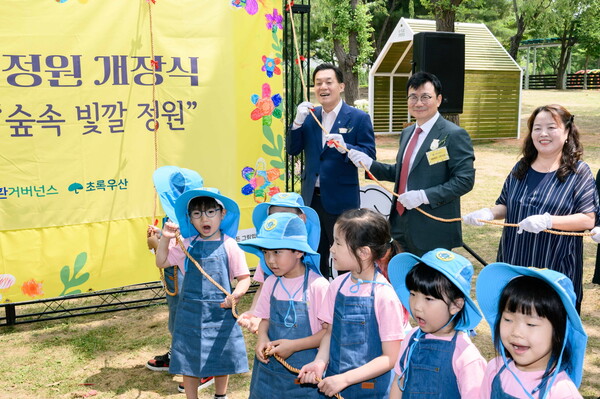 수원시가 6월 9일 일월호수공원에 제1호 초록꿈정원인 ‘숲속 빛깔 정원’을 조성했다. 사진은 개장식 장면. (사진=수원시)