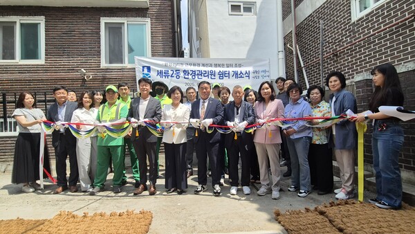 이애형 위원장은 9일 세류2동 환경관리원 쉼터 리모델링 공사 준공에 따른 개소식에 참석해 세류2동 환경관리원들을 격려하고 다양한 의견을 나눴다.(사진=경기도의회)