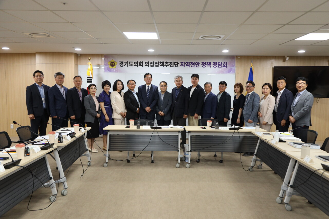 경기도의회 의정정책추진 공동단장 김시용·이영봉 의원은 9일 경기도교육청과 함께 교육분야 정책 정담회를 열고 경기교육 주요정책 현안과 경기도의회 차원의 지원방안을 논의했다. (사진=경기도의회)