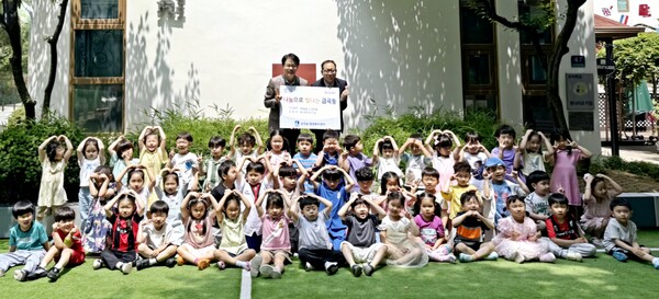 6월9일 수원시 권선구 금곡동에 위치한 꿈내리유치원이 바자회 수익금을 수원시 금곡동에 전달했다. (사진=수원시)