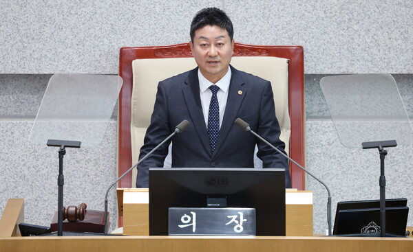 경기도의회 김진경(민주당·시흥3) 의장은 6월10일 열린 제384회 정례회 개회식에서 민생 경제 회복을 최우선 과제로 제시하며, 여야정 협치를 통한 민생 지원의 필요성을 강조했다. (사진=경기도의회)