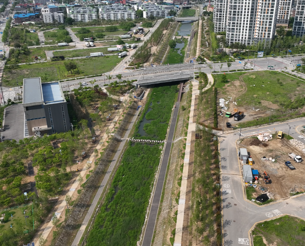 안성시는 아양택지지구 내 도시바람길숲 조성사업의 일환으로 추진한 ‘금석천 도시바람길숲’을 5월30일 준공했다고 밝혔다. (사진=안성시)