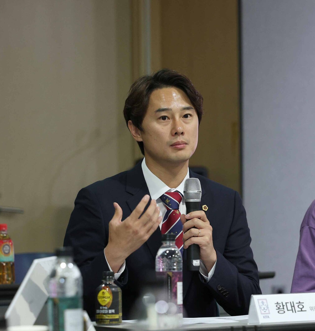 황대호 위원장이 12일 진행된 대한축구협회 소통위원회 회의에 참석하여 경기도 체육발전 방안에 대해 논의를 하고 있다.(사진=경기도의회)