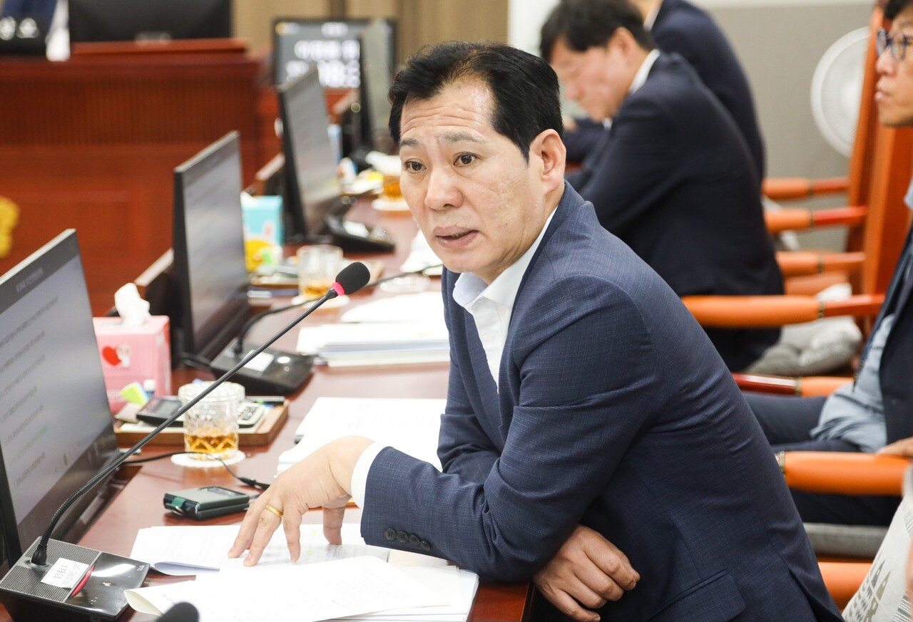 이영봉 의원(더불어민주당, 의정부2)은 13일 경기도소방재난본부를 대상으로 진행된 2024회계연도 결산심사에서 「현장 소방활동 손실 보상」 제도의 운영 실태를 점검하고, 보다 적극적인 예산 집행과 실효성 있는 제도 개선을 강력히 촉구했다. (사진=경기도의회)