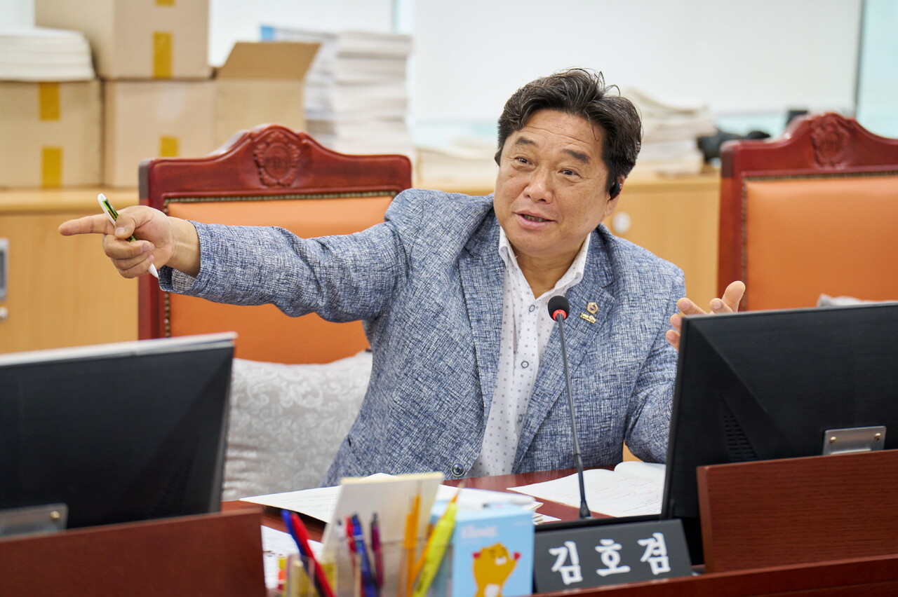 경기도의회 국민의힘 김호겸(수원5, 교육기획위원회) 의원은 6월13일 경기도의회 제384회 정례회 교육기획위원회의 ‘2024회계연도 경기도교육청 결산 승인’ 회의에서 학교급식 조리실무사의 공무상 재해자 증가에 대한 대책 마련을 주문했다. 