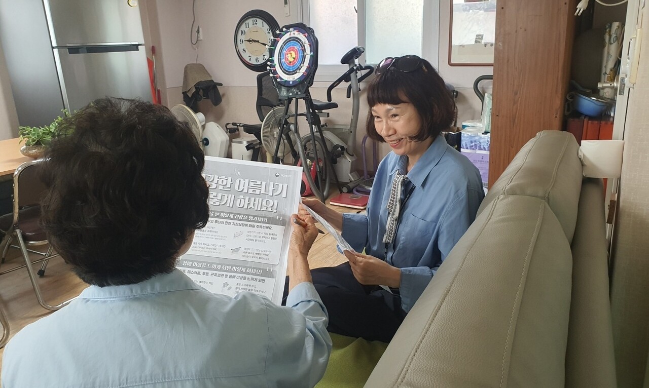 경기도사회서비스원 노인맞춤돌봄지원센터(센터장 정임정)는 노인맞춤돌봄서비스사업 수행기관과 함께 ‘2025년 폭염 기상특보 안전확인’을 추진한다.  (사진=경기도사회서비스원)