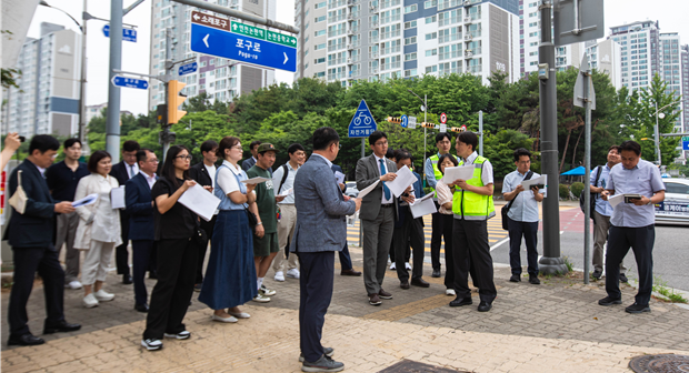 맹성규 의원이 최근 한국교통안전공단과소래·남촌·상인천초등학교 통학로를 직접 찾아 점검했다. (사진=맹성규의원실)