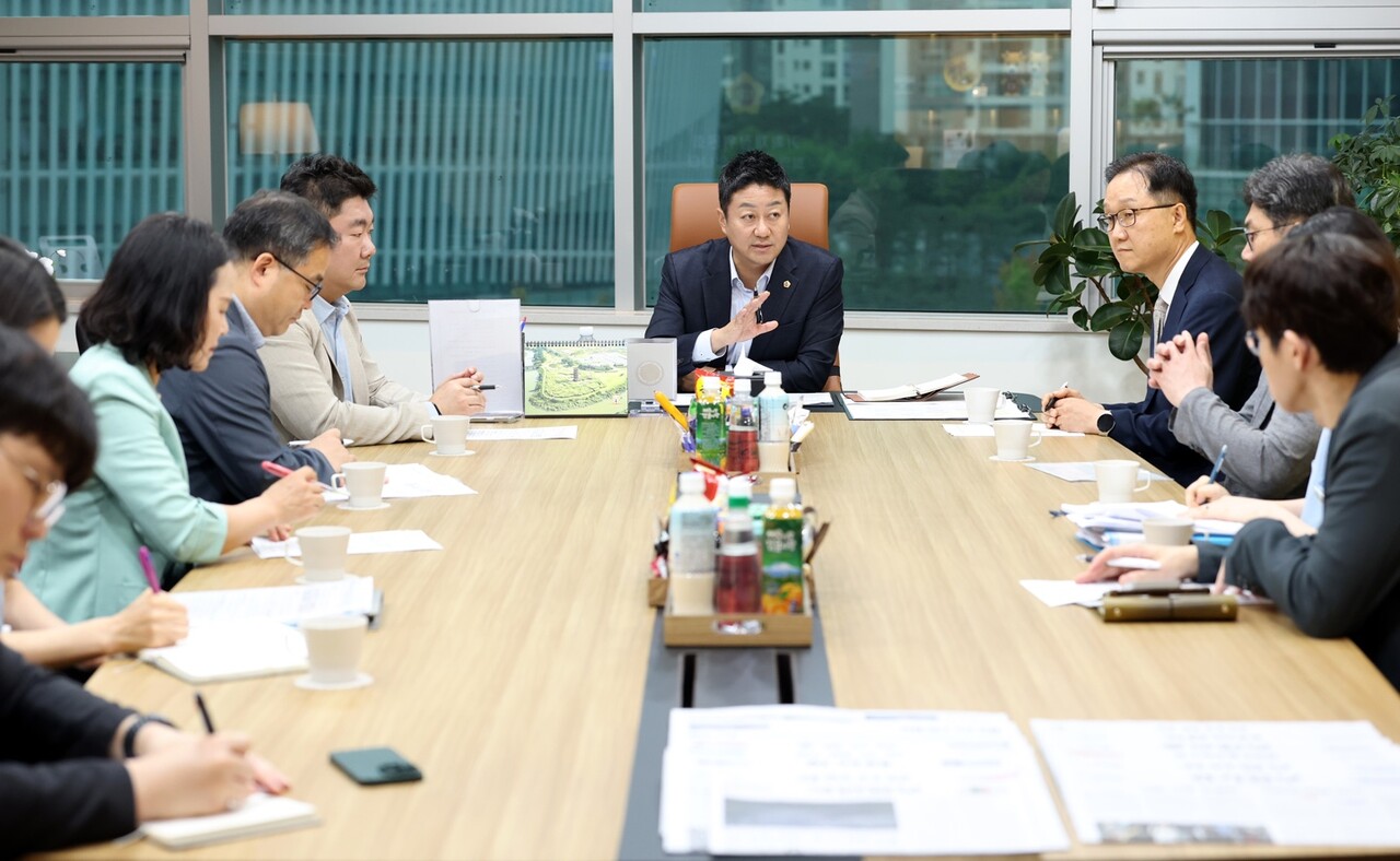 김진경 의장이 16일 의장 접견실에서 장한별(더민주·수원4) 교육행정위원회 부위원장, 허승범 경기도 기획조정실장, 김영진 경기도교육청 기획조정실장, 양 기관 소관 부서 담당자들과 함께 대안교육기관 급식예산 분담 관련 정담회를 가졌다.(사진=경기도의회)