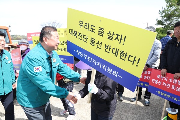 파주시는 납북자가족모임이 6월16일부터 22일 사이 임진각에 천막을 설치하고 전단을 살포하겠다고 예고한 것을 두고, 불법 헬륨가스 반입 확인 즉시 현행범 체포와 고소·고발 조치를 시행하기로 했다. 사진은 지난 4월 23일 김경일 파주시장이 대북전단 살포 시도를 막기 위해 나선 주민들을 격려하는 모습.  (사진=파주시)