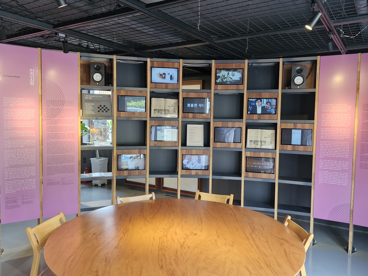 6월16일 오후 3시 김홍신문학관 세미나실에서 열린 &lsquo;김홍신 할아버지의 성장 동화 북토크&rsquo;에는 김 작가의 신작 &#39;수업이 끝나면 미래로 갈 거야&#39; 출간을 기념해 독자들과 만남의 장이 열렸다. 김홍신문학관 내부. (사진=김순철 기자)