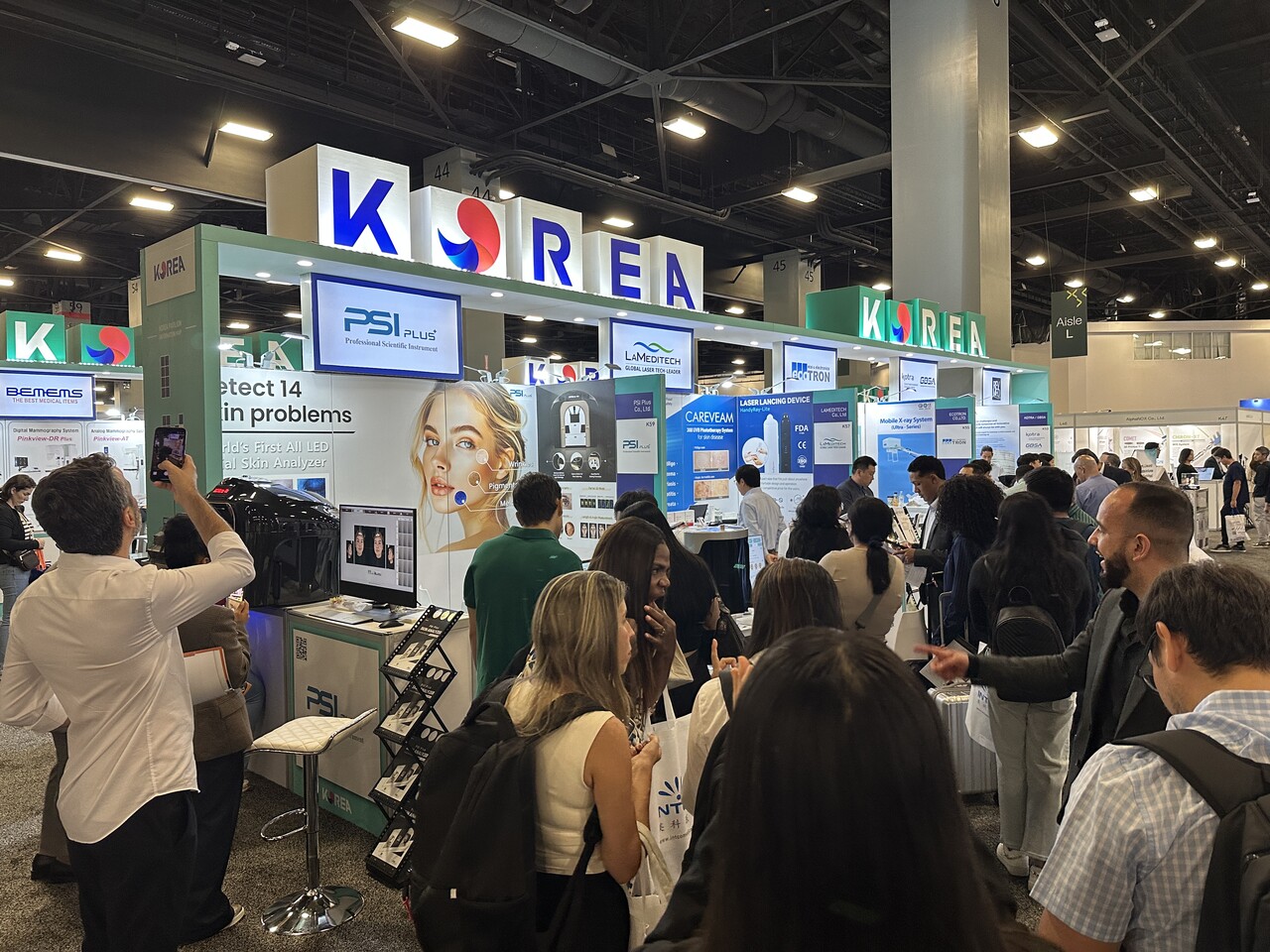 경기도경제과학진흥원(경과원)이 지난 11일부터 13일까지 사흘간 미국 플로리다 마이애미에서 열린 'WHX마이애미 의료기기 전시회'에서 KOTRA와 공동으로 한국관을 운영해 총2428만달러 규모의 계약 추진 성과를 거뒀다고 6월17일 밝혔다. (사진=경과원)