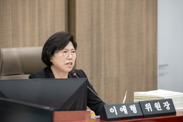 경기도의회 교육행정위원회 이애형(국민의힘, 수원 세류1·2·3동 및 권선1동) 위원장은 6월16일 제384회 정례회 제2차 교육행정위원회 ‘2024회계연도 경기도교육청 결산 승인의 건’ 심사에서 경기도교육청의 반복되는 낙찰차액 불용 문제를 지적하며, 예산 활용 구조에 대한 개선을 촉구했다. (사진=경기도의회)
