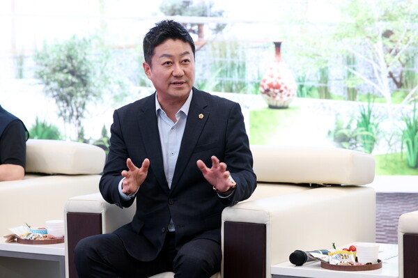 김진경 의장은 16일 오후 의회 청사에서 근무 중인 청소원들과 정담회를 열고 대기실 환경 개선 필요성 등 청소원들의 애로사항을 경청했다.(사진=경기도의회) 