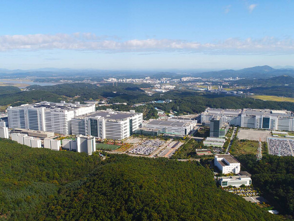 LG디스플레이가 1조2600억원 규모의 OLED 신기술 설비 투자에 나선다. 이는 중국 공장 매각 이후 국내에서 추진하는 첫 대규모 투자다. 사진은 LG디스플레이 파주사업장. (사진=LG디스플레이)