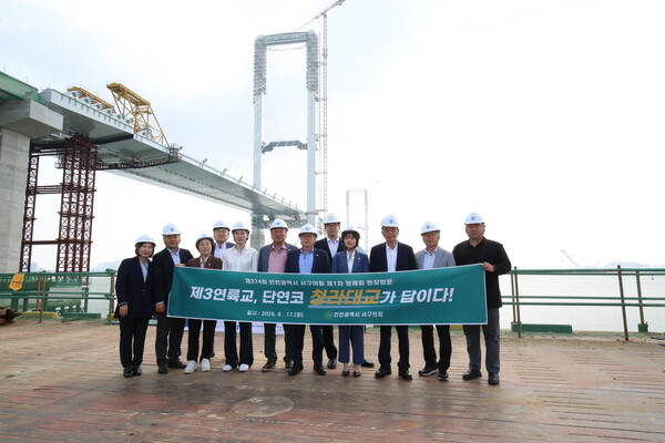 인천 서구의회가 6월17일 현재 공사 중인 제3연륙교 건설 현장을 방문하고 교량의 정식 명칭을 청라대교로 제정할 것을 강력히 주장했다. (사진=서구의회)