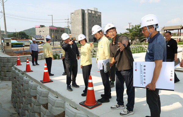 안성시가 여름철 장마 대비와 폭염 대비를 위해 재해복구사업장 및 무더위 쉼터 현장 점검을 실시했다. (사진=안성시)