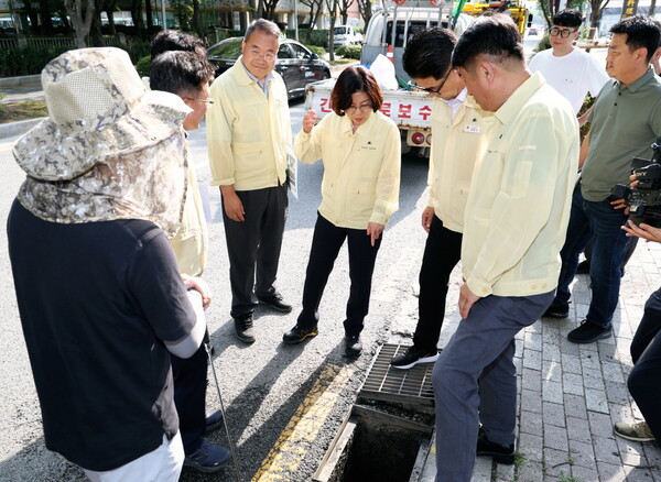 안성시가 여름철 장마 대비와 폭염 대비를 위해 재해복구사업장 및 무더위 쉼터 현장 점검을 실시했다. (사진=안성시)
