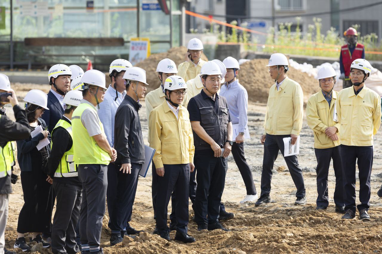 김동연 경기도지사가 6월20일 중부지방에 호우경보급 폭우가 예보된 가운데, 지난 4월 붕괴사고가 발생한 신안산선 공사현장을 다시 찾아 여름철 집중호우에 대비한 현장 점검에 나섰다. (사진=경기도)