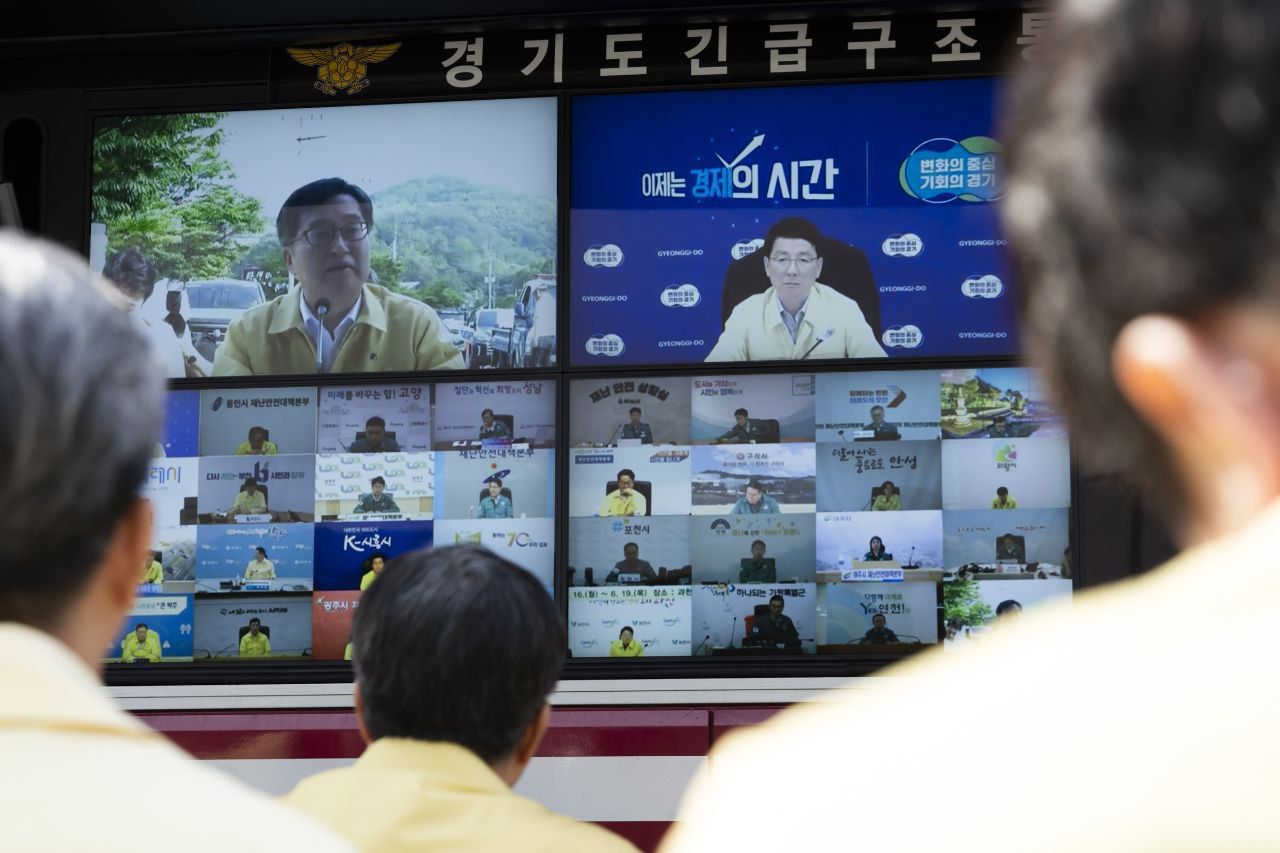 김동연 지사는 6월19일 신안산선 붕괴 현장에 마련된 소방지휘버스를 통해 도내 31개 시장·군수와 영상회의를 열고, 시군별 호우 대응 태세를 직접 확인했다. (사진=경기도)
