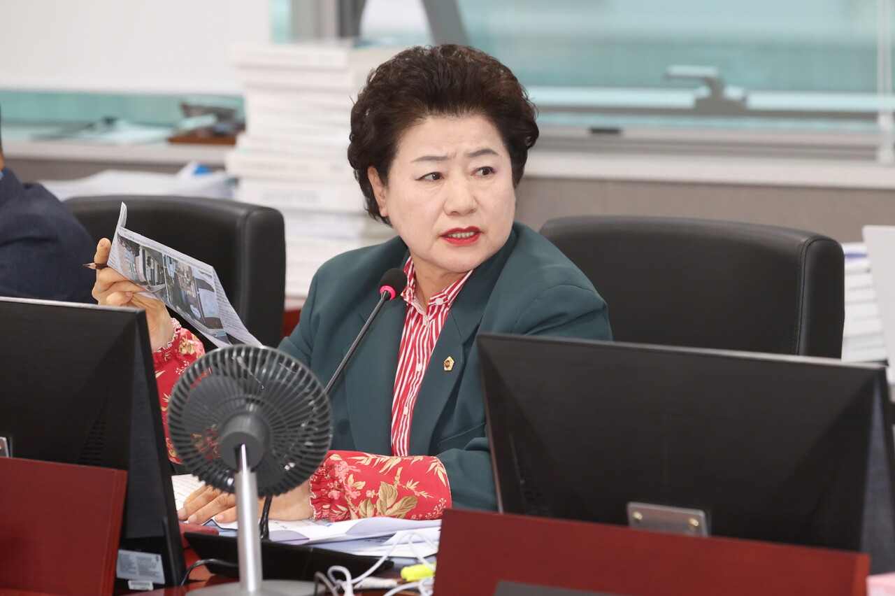 경기도의회 경제노동위원회 남경순(국민의힘, 수원1) 의원은 6월18일 열린 2025년도 제1회 노동국 추가경정 예산안 심의에서 경기도의 공무직 성과급 5400만원 추경예산 누락을 강력히 지적했다. (사진=경기도의회)