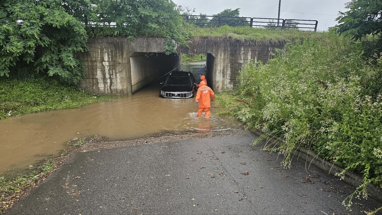 경기지역에 평균 42.1mm의 비가 내린 가운데 도로가 침수되고 나무가 쓰러지는 등 피해가 발생했다. 일산서구 대화동 도로 침수현장. (사진=경기소방재난본부)