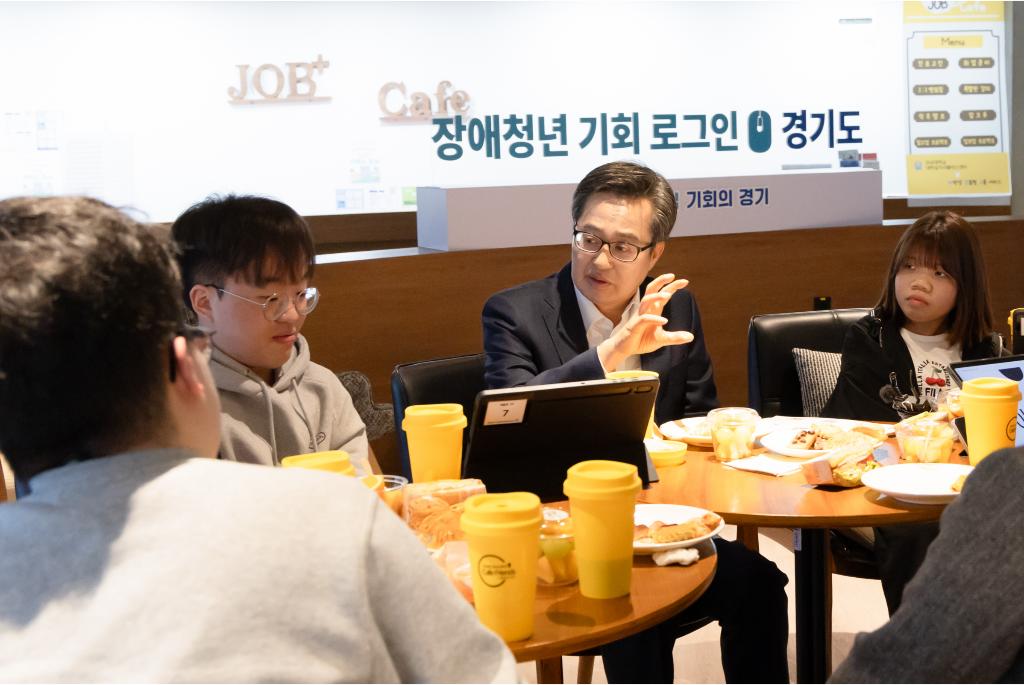 지난 3월28일 오전 강남대학교에서 열린 장애청년 기회 로그IN행사에서 김동연 경기도지사와 강남대 아이큐브 동아리 학생들이 오찬 간담회를 하고 있다.(사진=경기도)