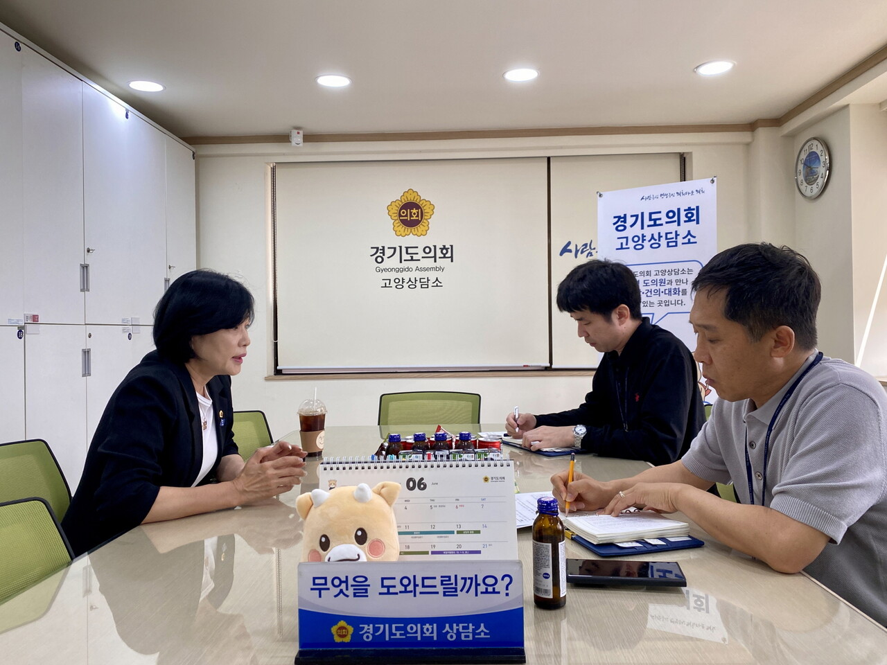 이경혜 부위원장은 지난 19일 고양상담소에서 고양특례시 교통국 버스정책과로부터 경기도 똑버스 운영현황을 경청하고 이용 지역 확대와 안정적 예산 확보 방안에 대해 논의했다.(사진=경기도의회)